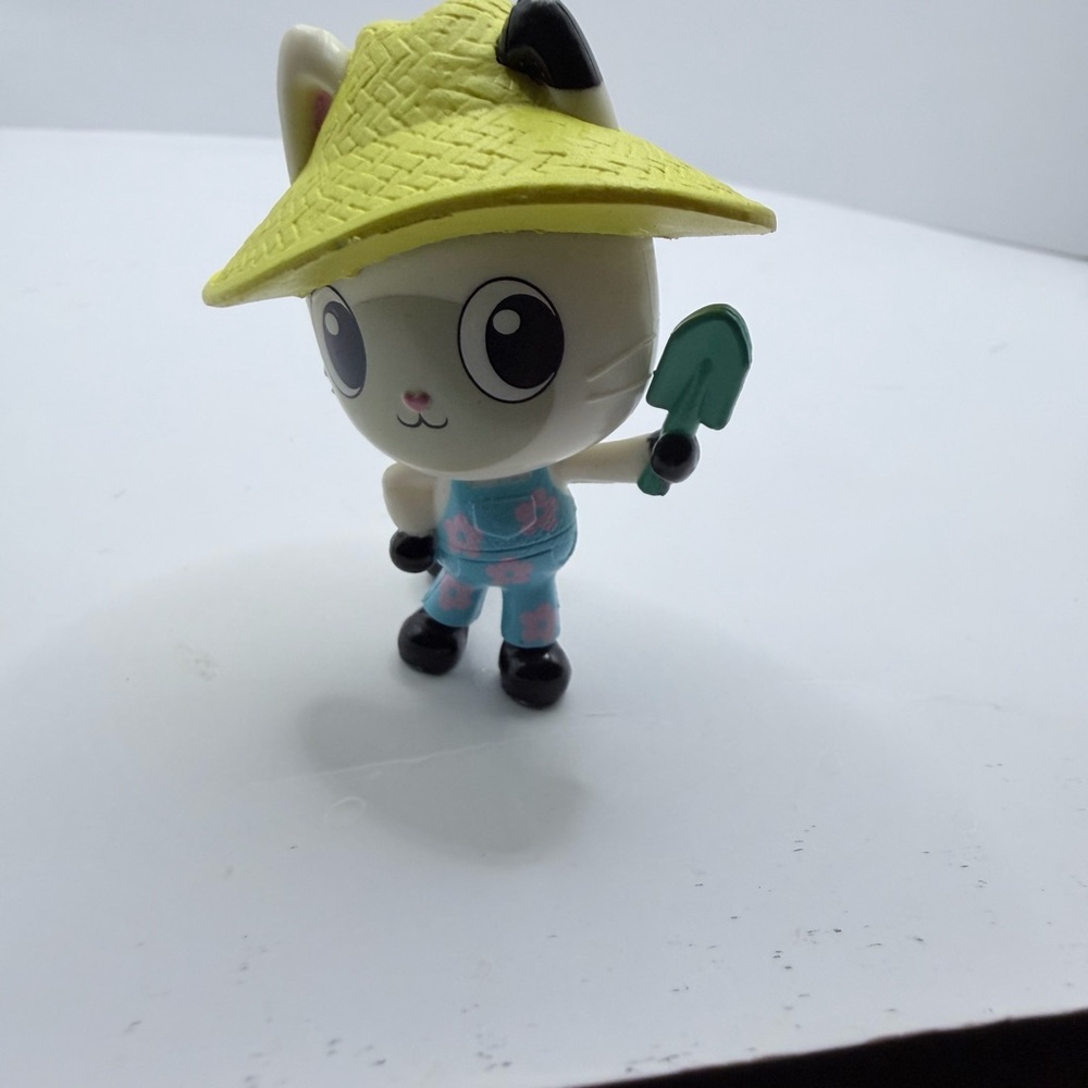 Gabbys Dollhouse Pandy Cute Cat Figurine with Straw Hat and Shovel cake topper - Picture 2 of 7